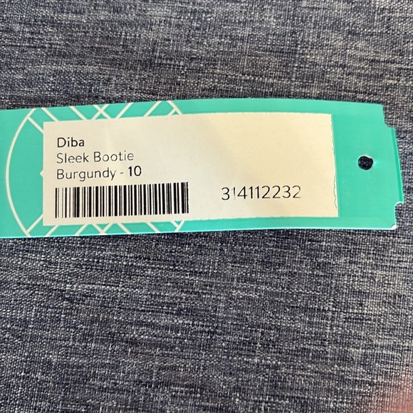 NWT Women’s Size 6.5, 8.5, and 10 Diba Sleek Burgundy Booties - Picture 4 of 8